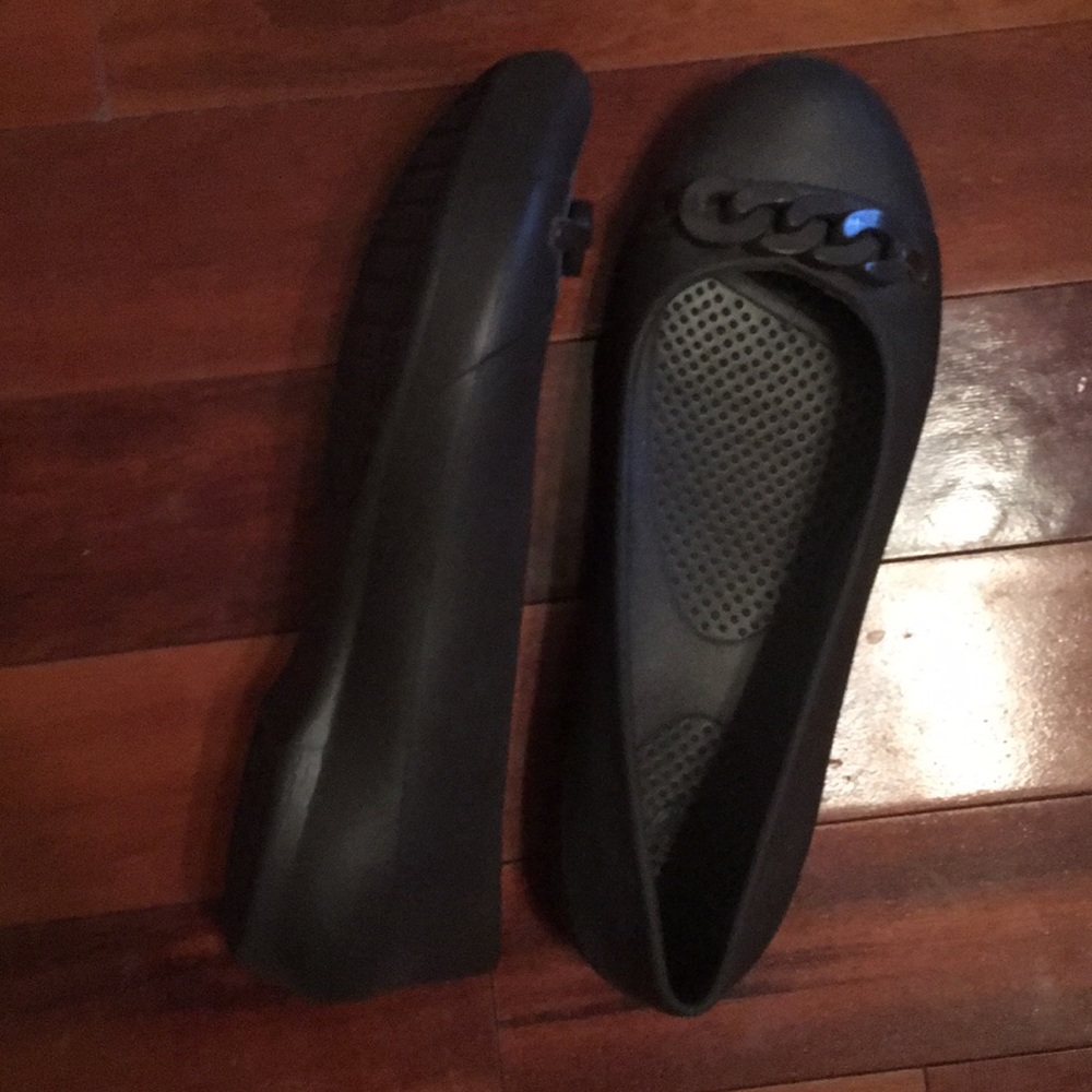 Brown/grey rubber flats.